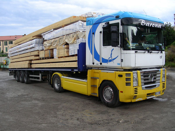 Alberto bringt das Holz aus dem Veltlin