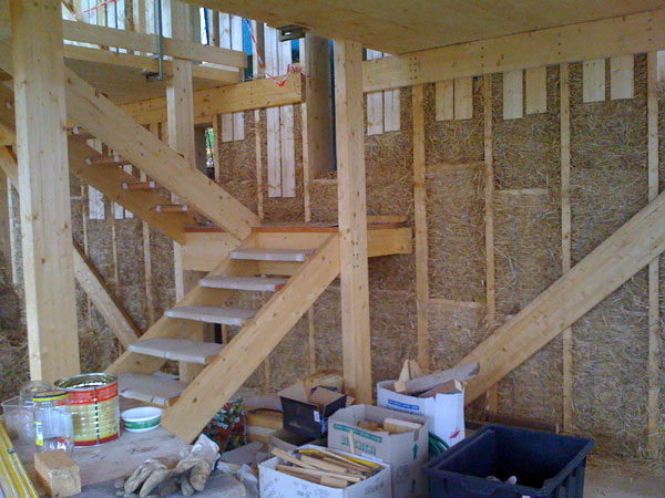 Nordwand fast fertig vom Strohballenhaus