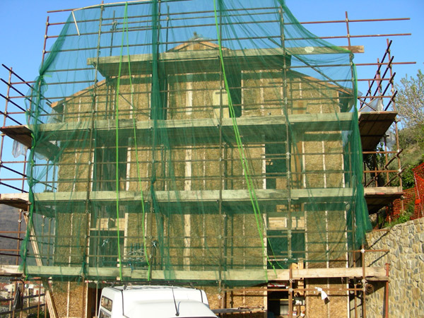 Ostfassade Strohballen vom Strohballenhaus