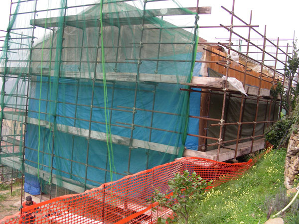 Ostfassade Nordfassade mit Planen vor dem Regen geschtzt