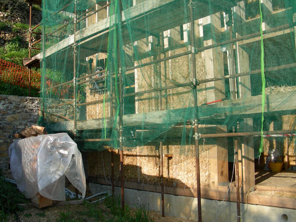 Start der Strohballen auf der Westfassade 