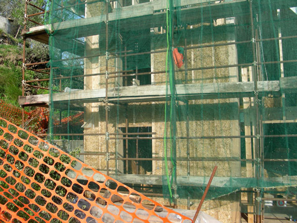 Strohballen auf der Westfassade 