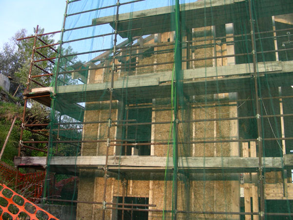 Strohballen auf der Westfassade halb fertig