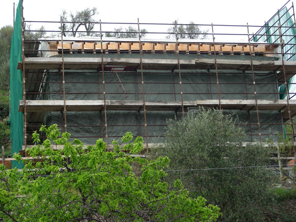 Sdfassade Strohballenhaus mit Plastikplane eingepackt