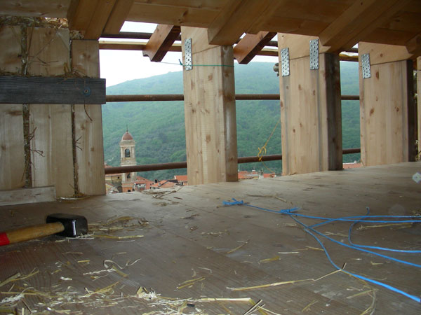 Schliessen der letzten Lcken am Strohballenhaus