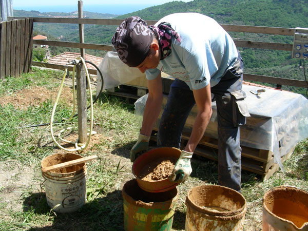 Lehm mit Wasser mischen und sieben