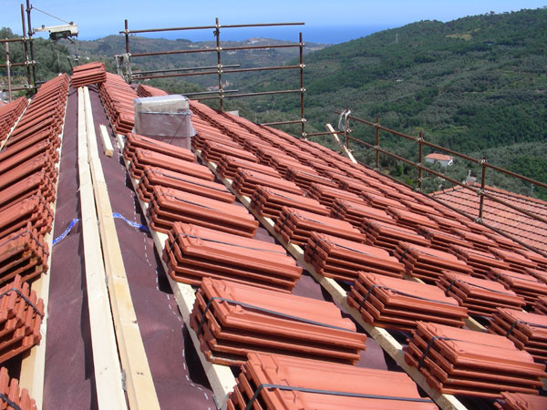 Die Dachziegel sind auf dem Dach des Strohballenhauses