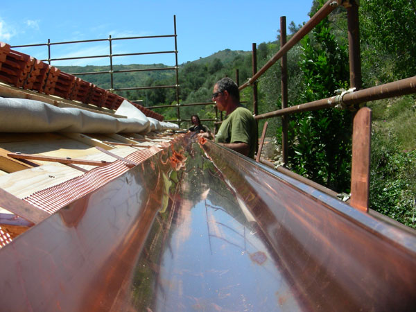 Grondaia di rame - casa di paglia