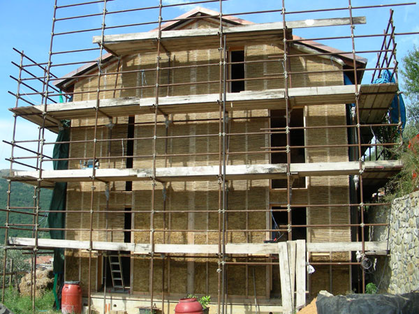 Strohballenhaus mit Schilf