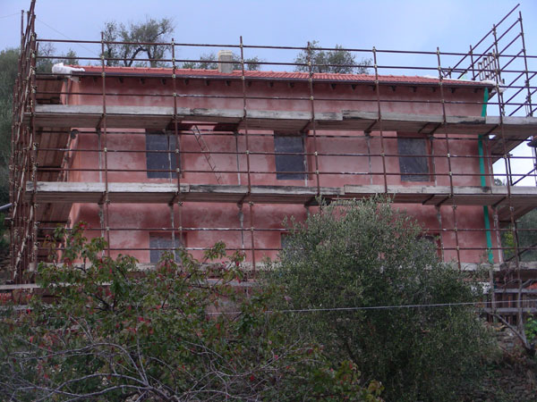 casa di paglia colore cocciopesto