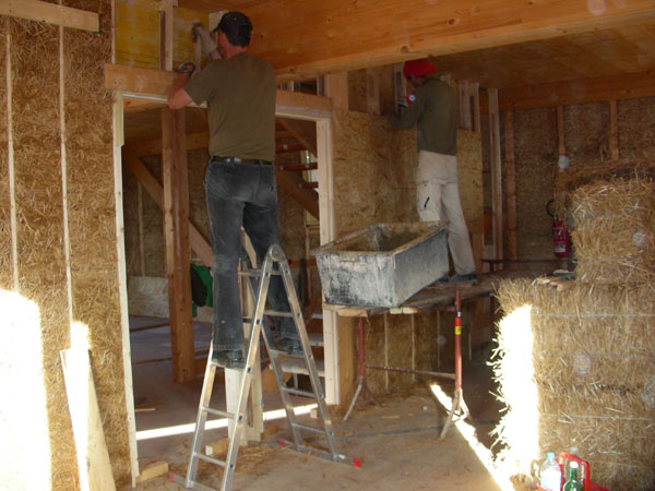 Fllen der Schalung mit Stroh-Lehm Gemisch