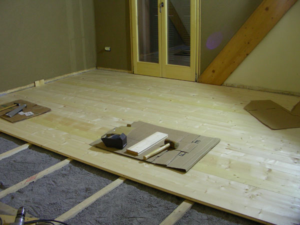 Massivholzdielen im Strohballenhaus