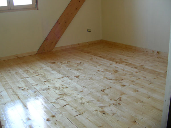 gelte Massivholzdielen in Strohballenhaus