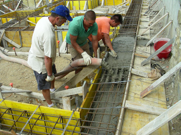 Die Schalungen werden mit Beton gefllt